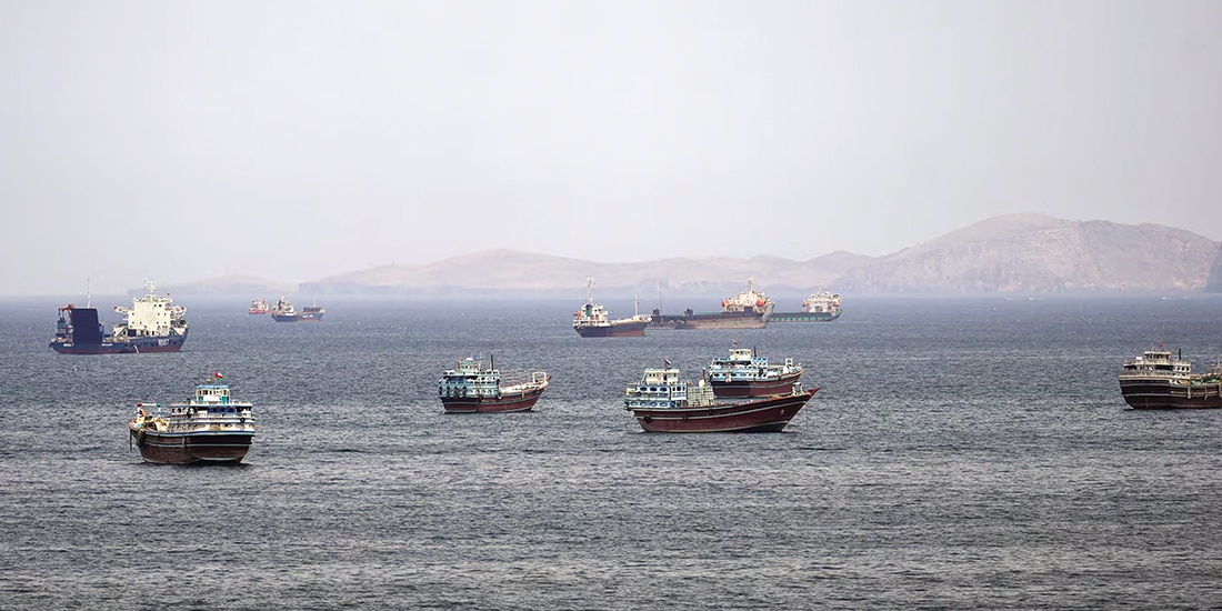 Buques y embarcaciones en el estrecho de Ormuz, Musandam, Omán, ayer.