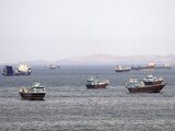 Buques y embarcaciones en el estrecho de Ormuz, Musandam, Omán, ayer.