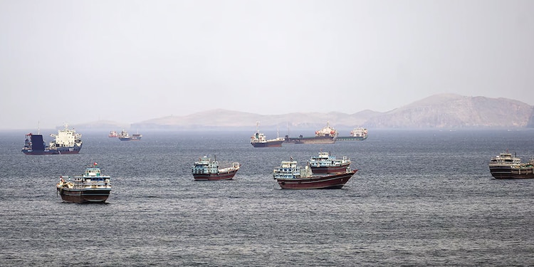 Buques y embarcaciones en el estrecho de Ormuz, Musandam, Omán.