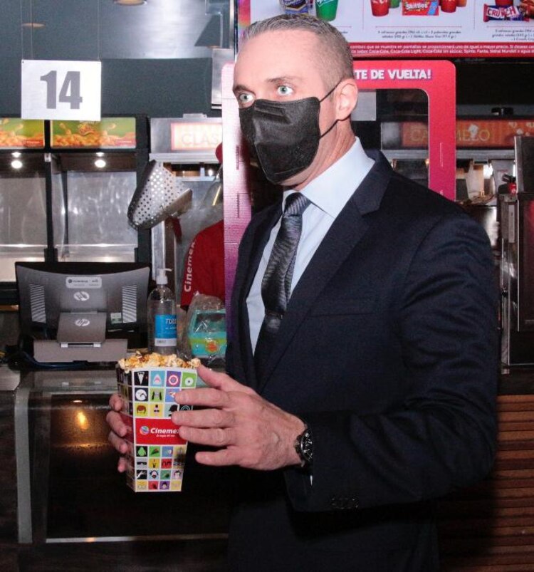 El alcalde de Cuajimalpa, Adrián Rubalcava recorre Cinemex Santa Fe, en la CDMX.