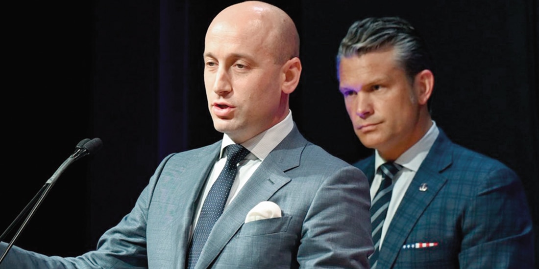 Al asesor Stephen Miller y el secretario de Guerra, Pete Hegseth, ayer.