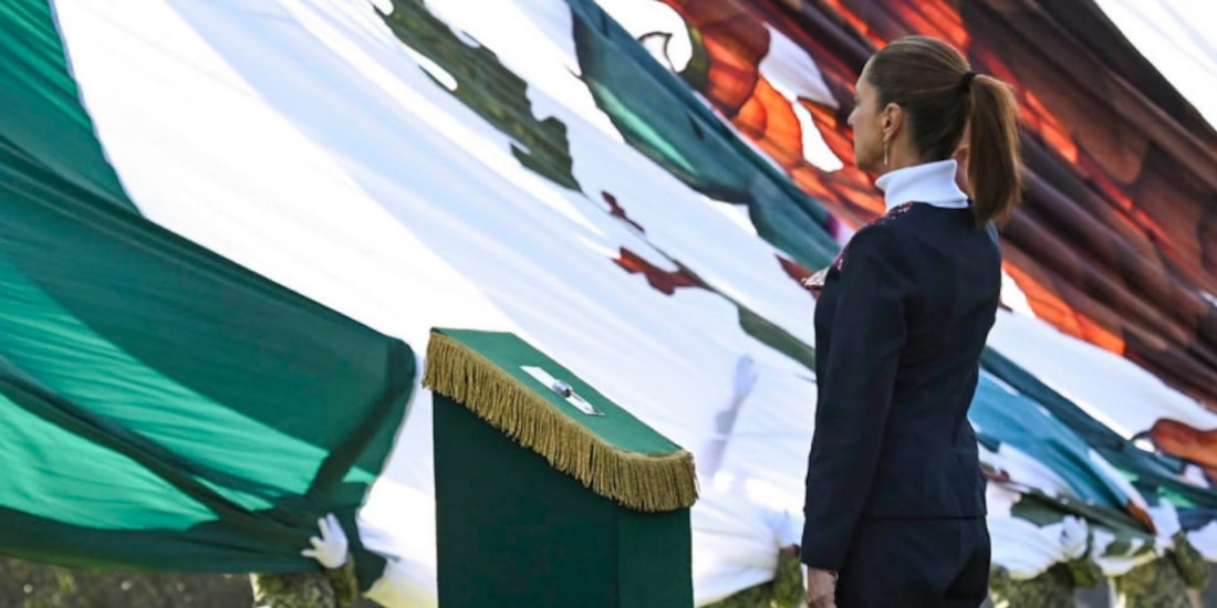 LA PRESIDENTA, ayer, en saludo a la Bandera.