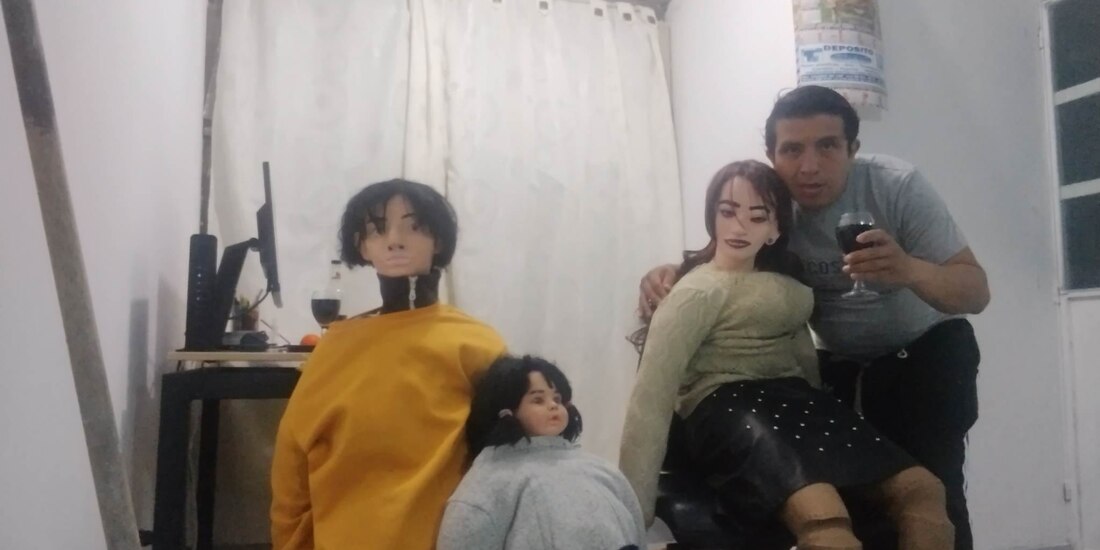 Cristian hizo su propia familia de trapo para no sentirse solo