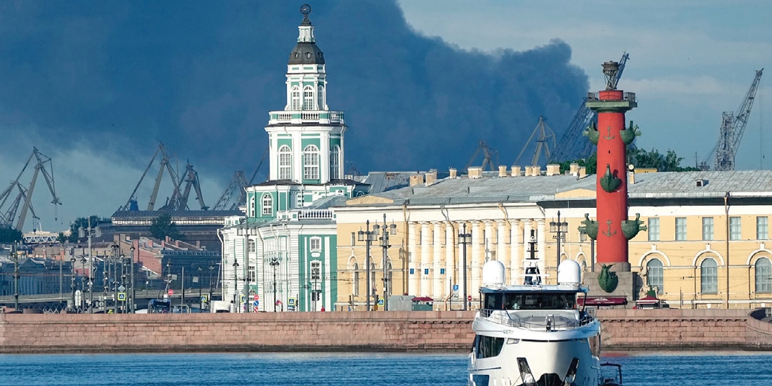 HUMO negro se observa en el puerto de San Petersburgo, tras ataque ucraniano, ayer.