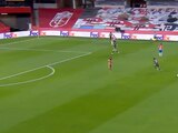 El momento en el que un hombre desnudo entró a la cancha durante el duelo entre Granada y Manchester United en España.
