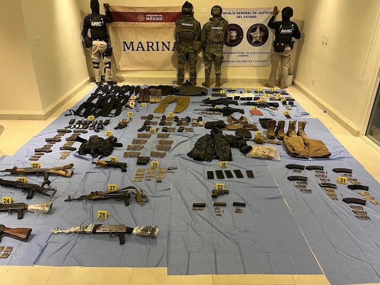 Autoridades aseguran importante arsenal tras cate en domicilio de Hermosillo.