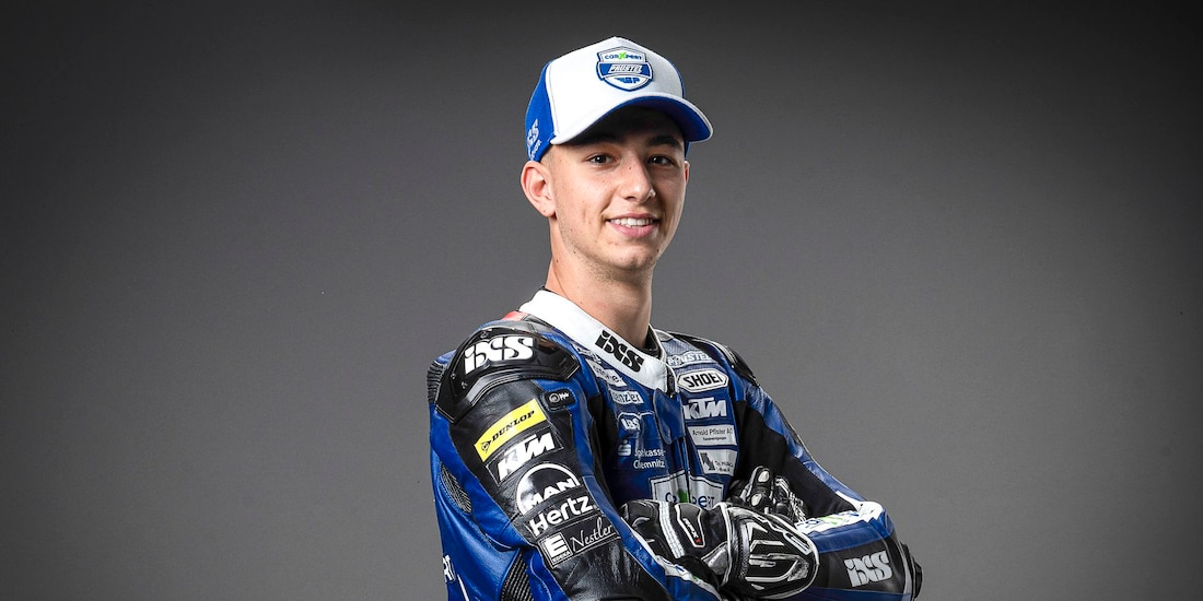 El piloto suizo Jason Dupasquier durante una sesión de fotos.