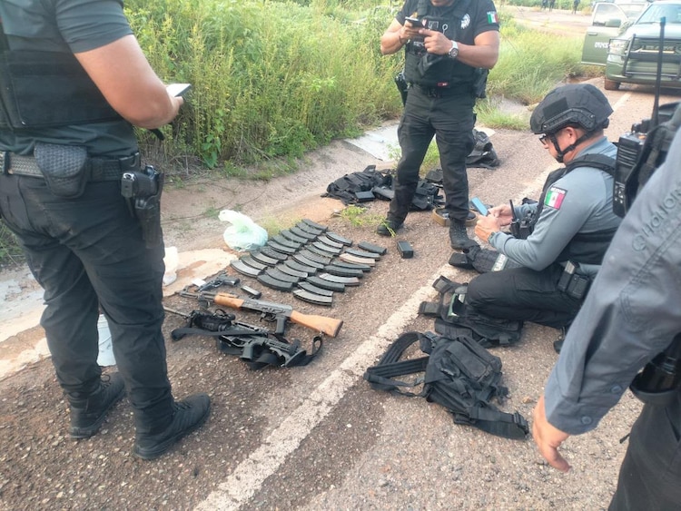 Tras la operación, fueron decomisadas armas, equipo y el vehículo con reporte de robo y placas de Texas.