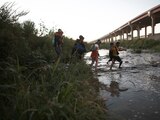 Un grupo de venezolanos cruza el Río Bravo desde Ciudad Juárez hacia la orilla estadounidense para entregarse a la patrulla fronteriza, ayer.
