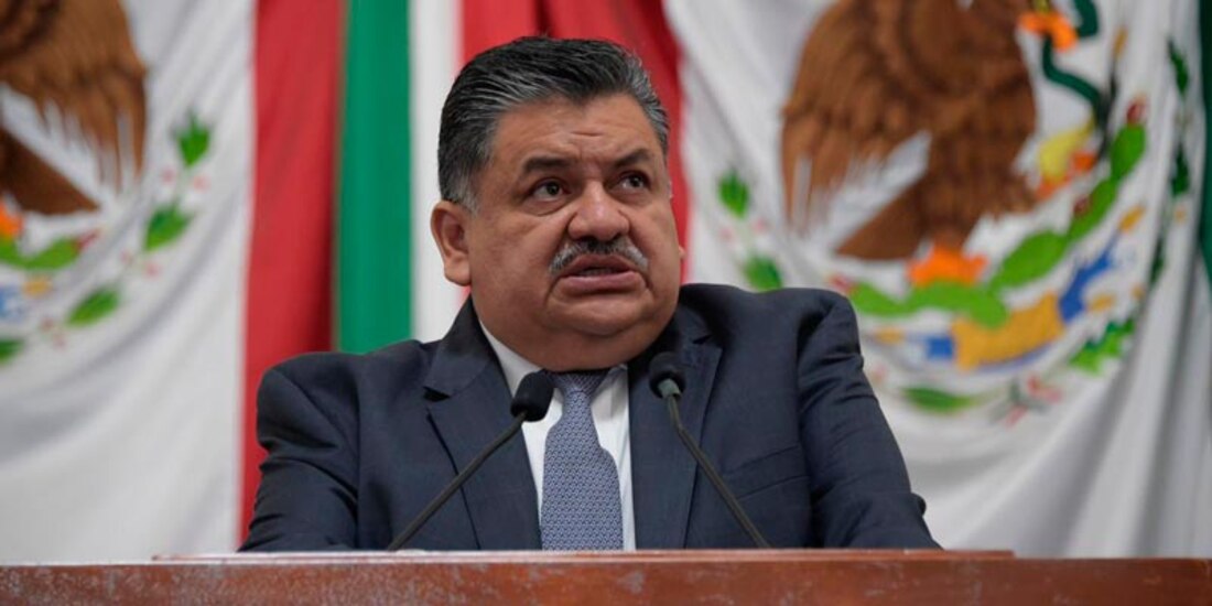 Ernesto Alarcón, líder del PRI en el Congreso local.