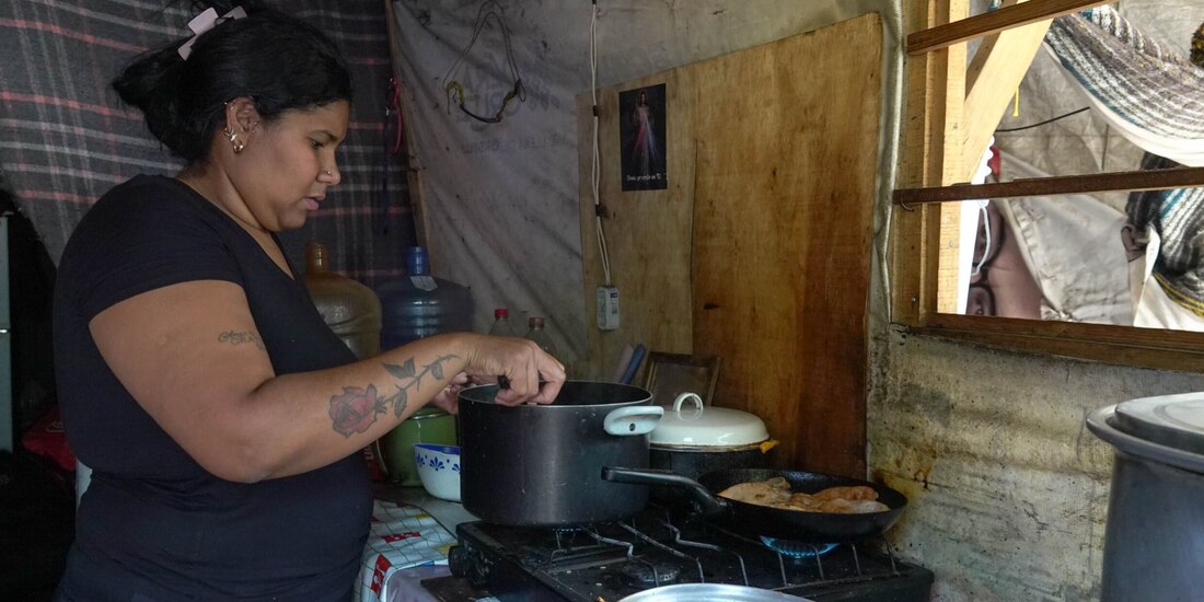Mujer migrante que habita en un campamento en las vías de tren en la colonia Vallejo, el pasado 29 de abril.