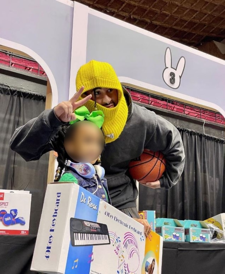 Bad Bunny reparte juguetes