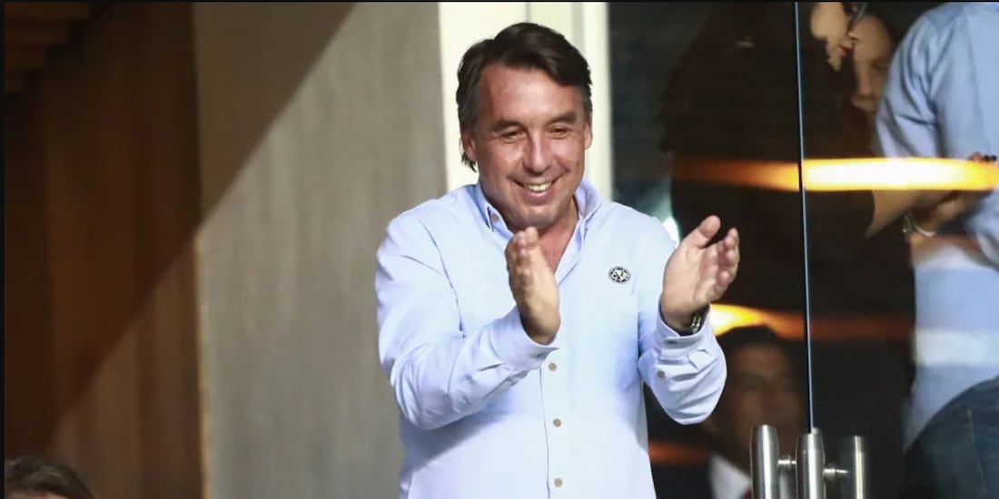 Emilio Azcárraga sigue disfrutando la victoria del América sobre Chivas en el Guard1anes 2020.
