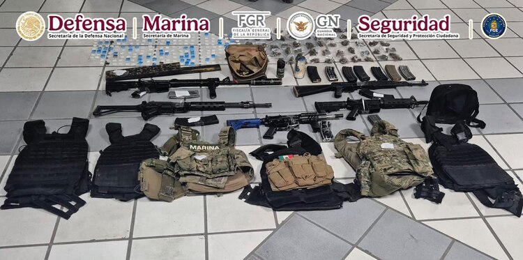 Decomisan armas y equipo a los detenidos.
