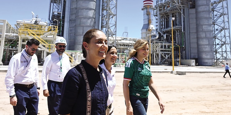 De izq. a der.: Claudia Sheinbaum, Luz Elena González y Marina del Pilar Ávila, en la inauguración de la planta, ayer.