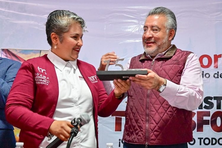 Luz María Hernández Bermúdez y Horacio Duarte Olivares durante la celebración por los XV años de Morena.