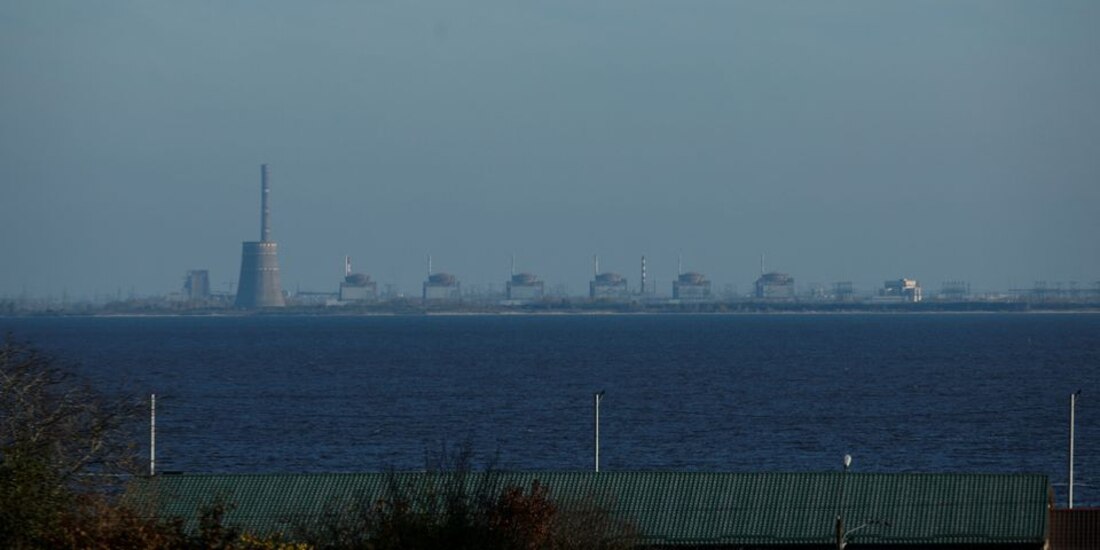 La planta nuclear de Zaporiyia vista desde lejos; actualmente se encuentra bajo control de Rusia.