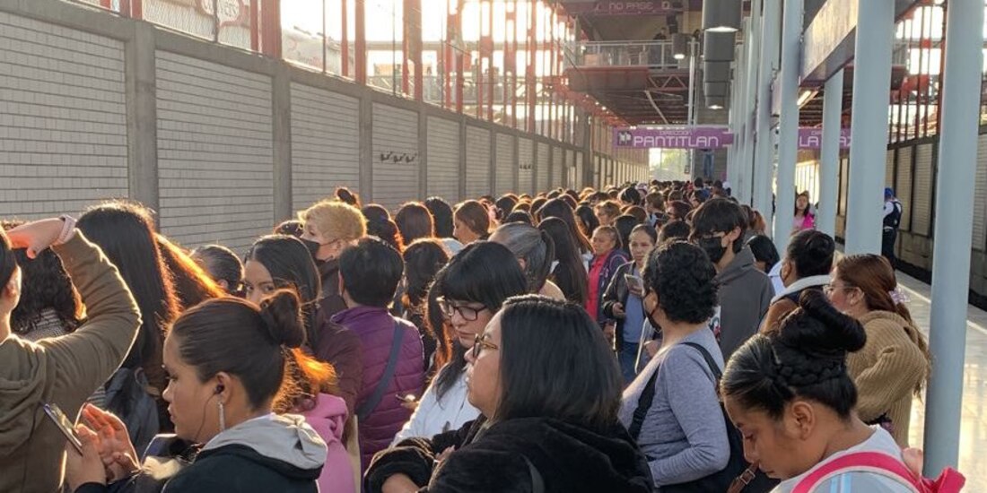 Metro de la Ciudad de México inició la jornada este viernes con aglomeraciones en rutas como la Línea 9, en foto.