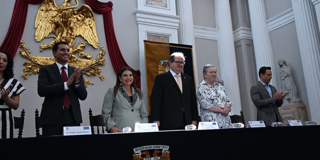 Clara Brugada (segunda de izq. a der.) convocó a la ciudadanía a asistir a la 47ª edición de la FIL Minería en el Palacio de Minería.