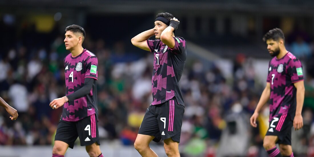Edson Álvarez, Raúl Jiménez y Néstor Araujo se lamentan después del empate entre la Selección Mexicana y Canadá, el pasado 7 de octubre, en el Estadio Azteca.