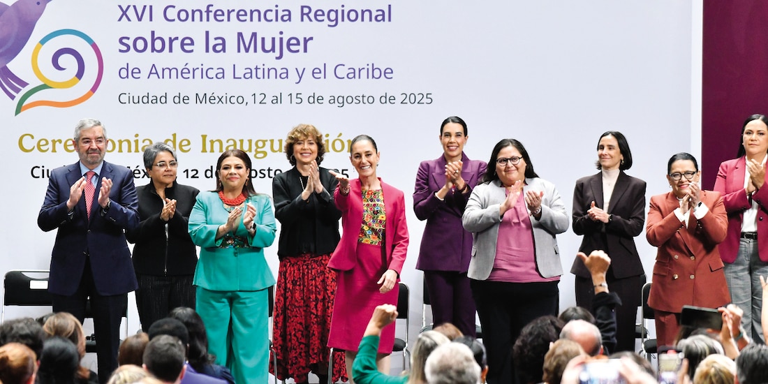 La Presidenta Claudia Sheinbaum (c.), ayer, en Palacio Nacional.