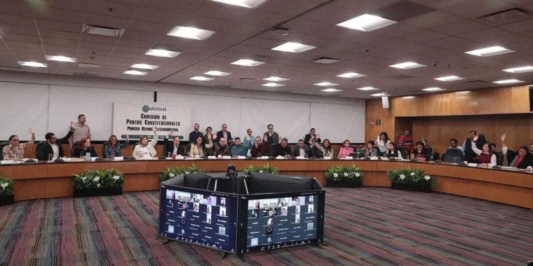 Comisión de Puntos Constitucionales en la Cámara de Diputados, este domingo.