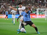 Jorge Sánchez disputa un balón con Mathías Olivera en el cotejo amistoso entre México y Uruguay.