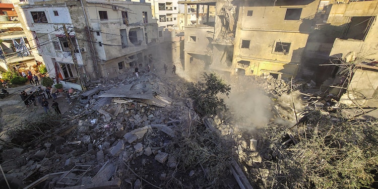 Escombros de un edificio después de un ataque israelí en Tiro, Líbano, el martes.
