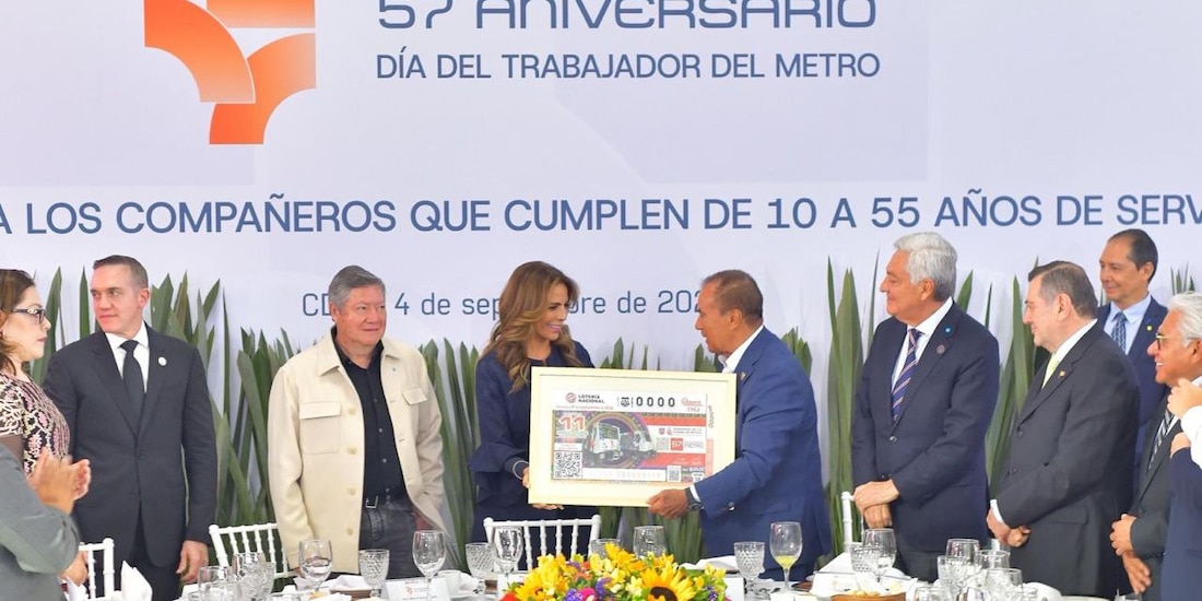 Autoridades y representantes sindicales develan el billete conmemorativo de la Lotería Nacional por los 57 años del Metro.