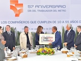 Autoridades y representantes sindicales develan el billete conmemorativo de la Lotería Nacional por los 57 años del Metro.