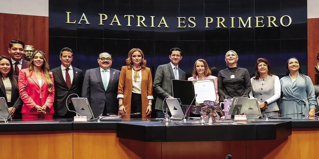 Roberto Velasco Álvarez (c.), titular de la SRE, ayer, al recibir su constancia de ratificación en el Senado.
