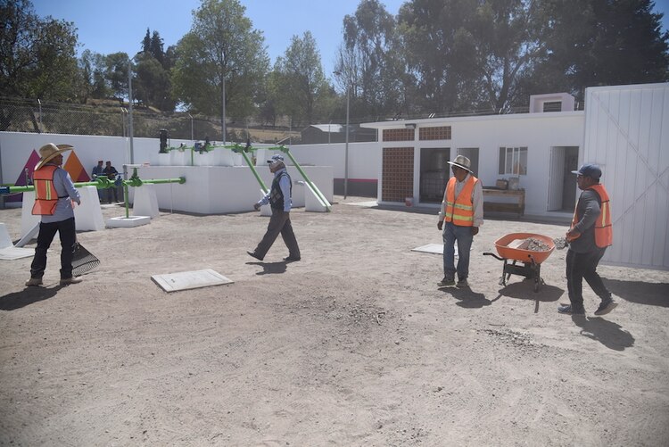 Trabajadores de la obra laboran en los alrededores de las instalaciones del sistema de agua.