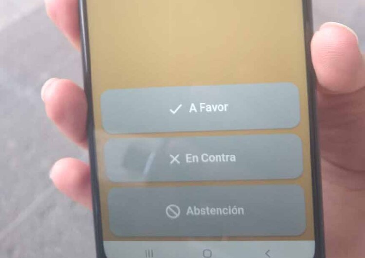 Con apoyo de un software especial los equipos cuentan con el sistema para la votación.