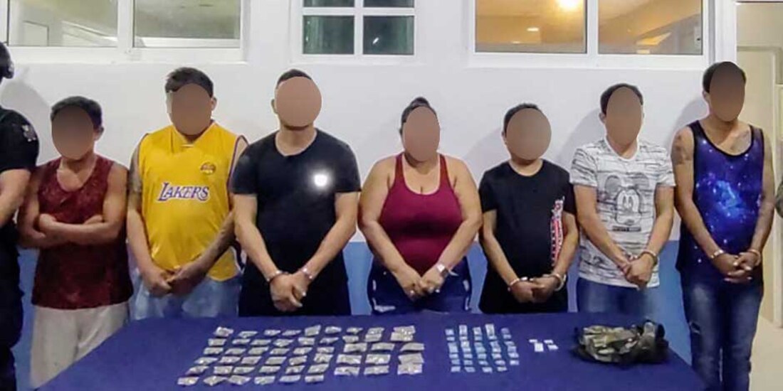 La Fiscalía General del Estado de Quintana Roo practicó cateos en tres inmuebles, aseguró diversos tipos de droga, 123 cartuchos y puso a disposición del Ministerio Público a 15 personas en Tulum
