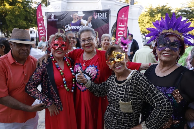 La festividad mazatleca enaltece cultura, tradición y turismo con desfiles y espectáculos.