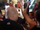 Seguidores de Chivas fueron al hotel de concentración de los rojiblancos en CDMX para insultar y encarar a los futbolistas.