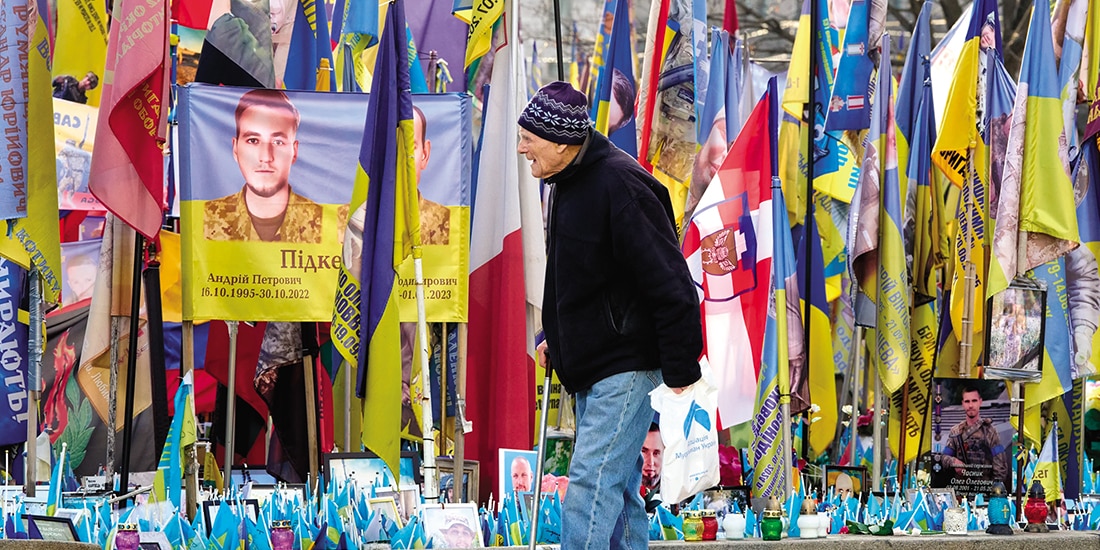 Un hombre camina alrededor de un monumento en honor a soldados caídos, ayer.