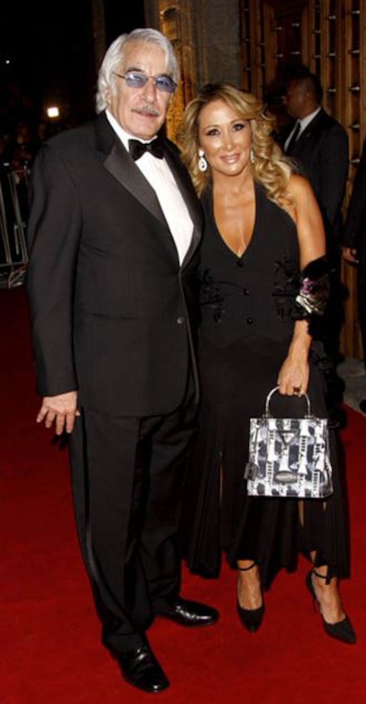 Enrique Rocha y su pareja en la boda de Juan Collado y Yadhira Carrillo