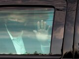 Aun con COVID-19, Trump sale a "dar la vuelta" en camioneta