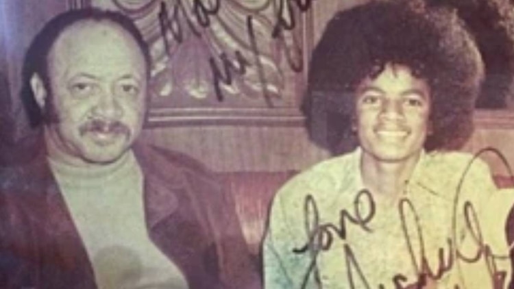 Fue una figura clave en la vida emocional del cantante, casi un padre