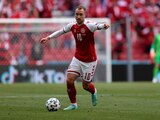 Christian Eriksen conduce el esférico durante el partido entre Dinamarca y Finlandia en Copenhague en el debut de ambas selecciones en la Eurocopa 2021.