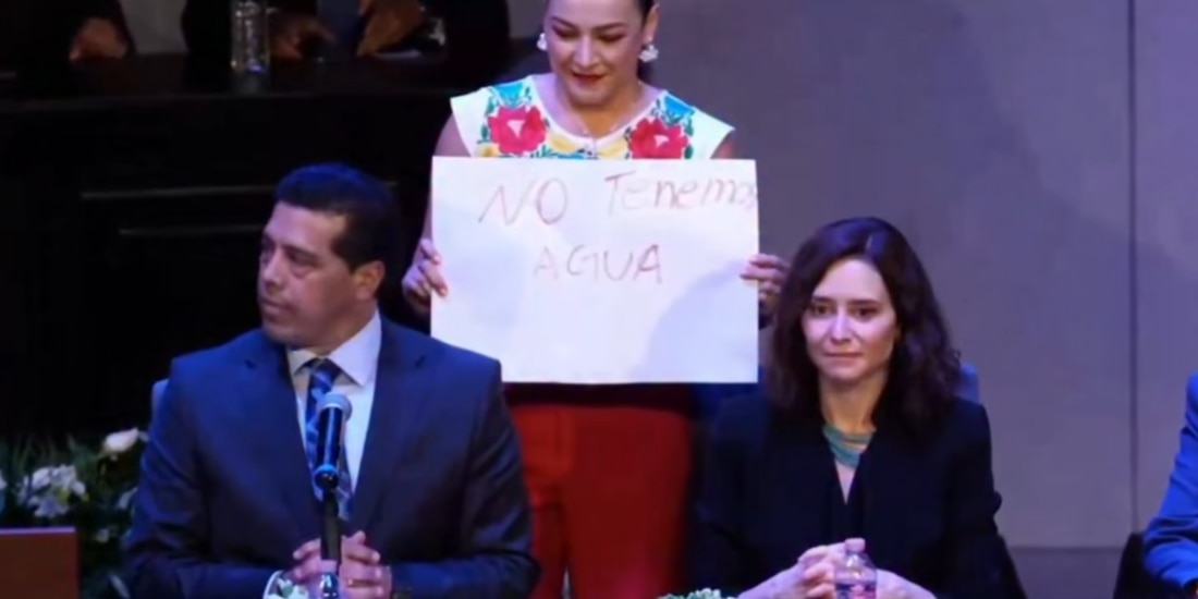Regidora de Morena protesta durante ceremonia en Aguascalientes para reconocer a Isabel Díaz Ayuso.