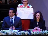Regidora de Morena protesta durante ceremonia en Aguascalientes para reconocer a Isabel Díaz Ayuso.