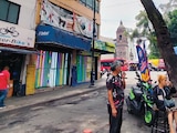 UN FRESNO inclinado y con la raíz levantada está en la calle Las Cruces.