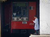 Una perito se mantiene en la estación Potrero de la Línea 3 Lugo del choque de trenes.