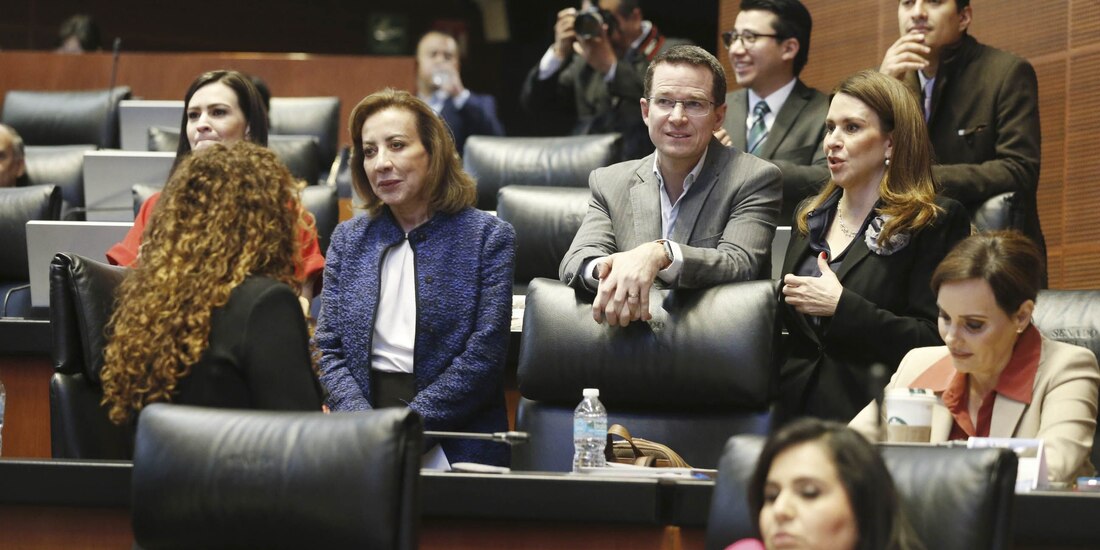 Senadores del PAN durante la aprobación de reformas electorales, ayer.
