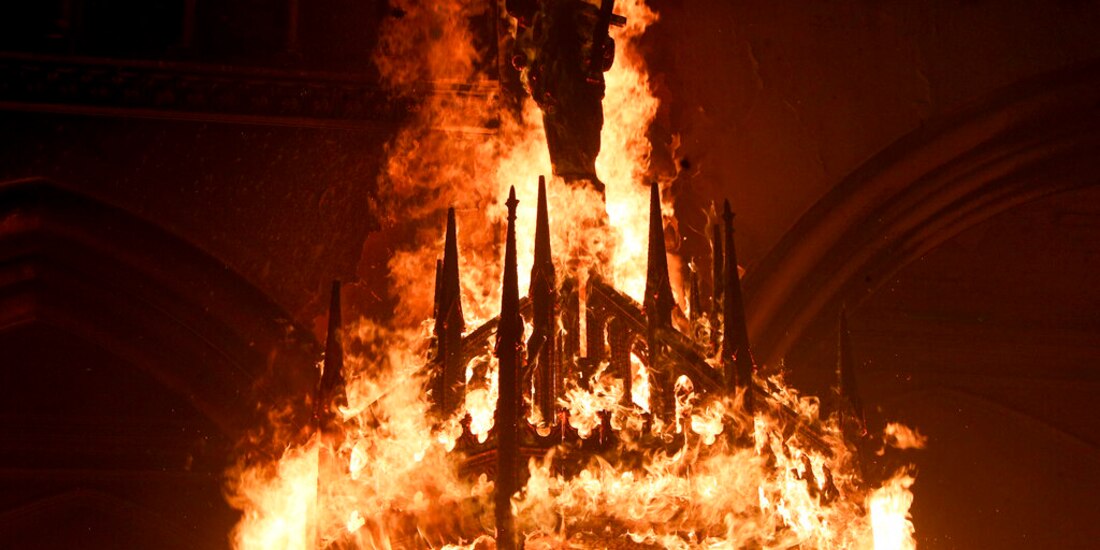La iglesia de San Francisco de Borja, que pertenece a Carabineros, la fuerza policial nacional de Chile, fue incendiada durante las protestas del pasado domingo.
