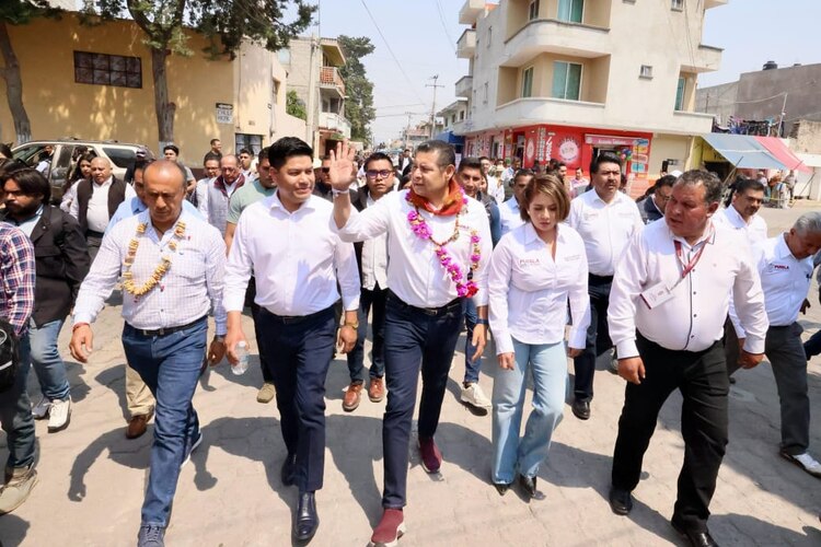 A la izquierda, el presidente municipal de Oriental, Fidel Flores; a la izquierda, el gobernador Alejandro Armenta.