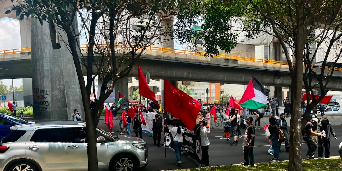 Manifestantes del colectivo Asamblea por el Común y Contra la Guerra bloquean Periférico Sur.