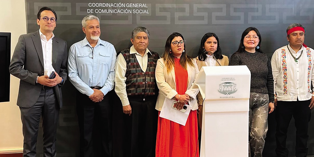 Miembros del colectivo y diputados del PAN, ayer, en el Congreso de la Ciudad de México.
